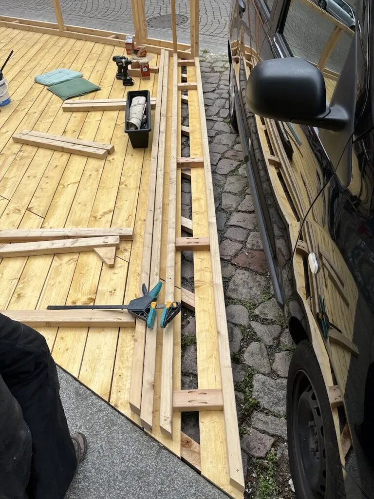 Parklet Aufbau Holzdetail – Café Glocke Dresden