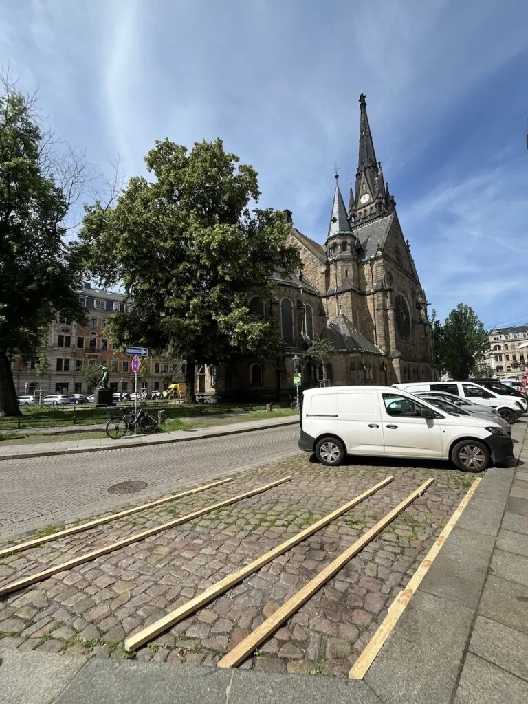 Parklet Aufbau Holzkonstruktion – Café Glocke Dresden