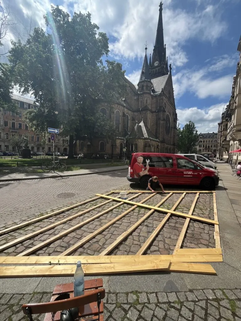 Parklet Aufbau am Martin-Luther-Platz – Café Glocke Dresden