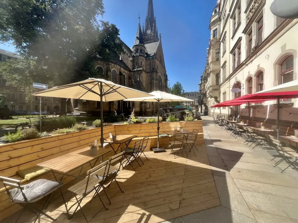 Fertiges Parklet Abendstimmung am Martin-Luther-Platz – Café Glocke Dresden