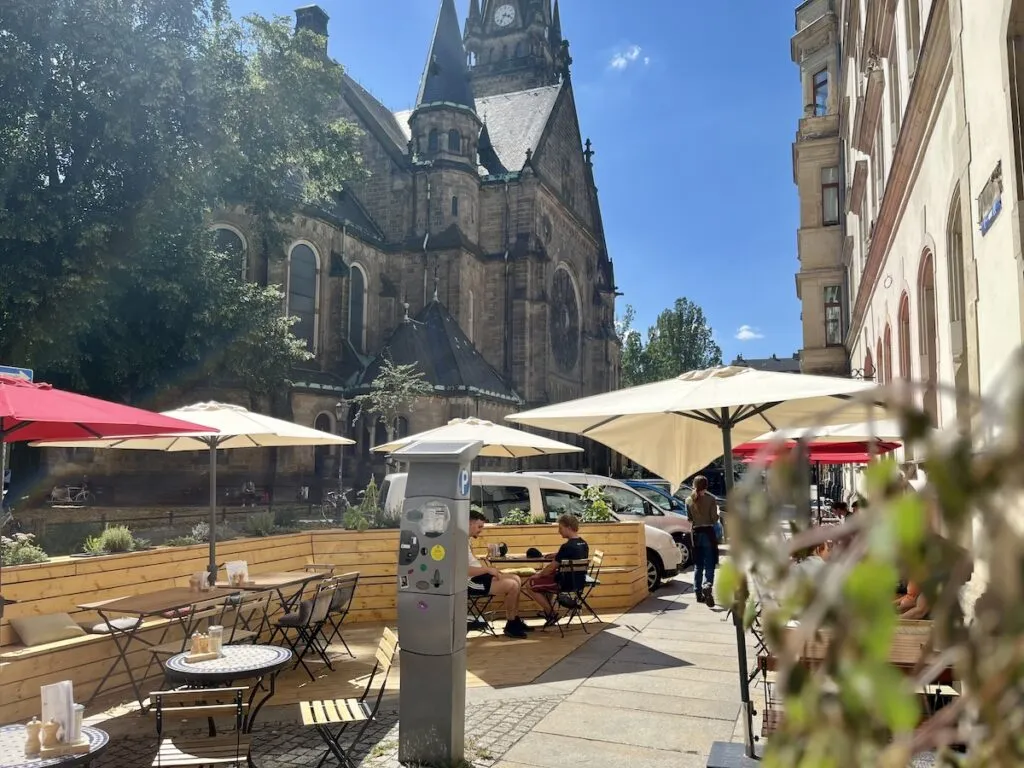 Fertiges Parklet Frontalansicht – Café Glocke Dresden