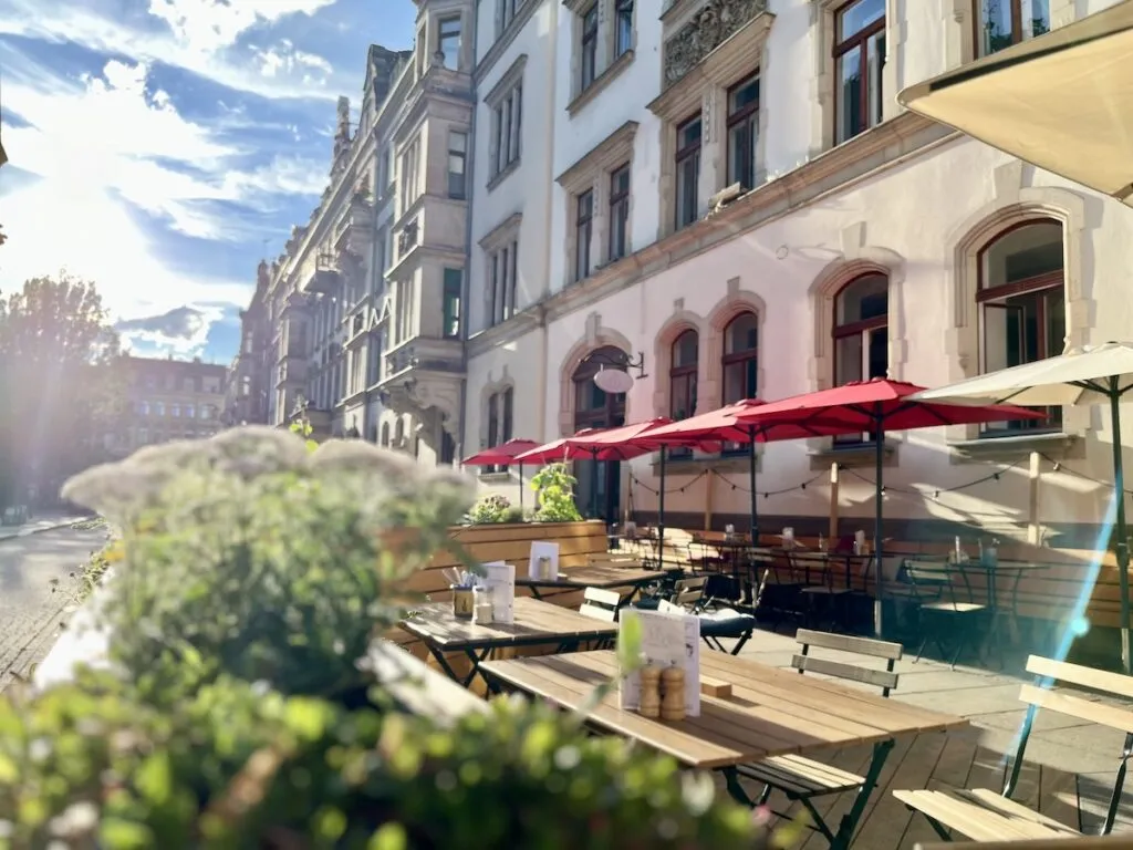Fertiges Parklet mit Blick auf die Kirche – Café Glocke Dresden