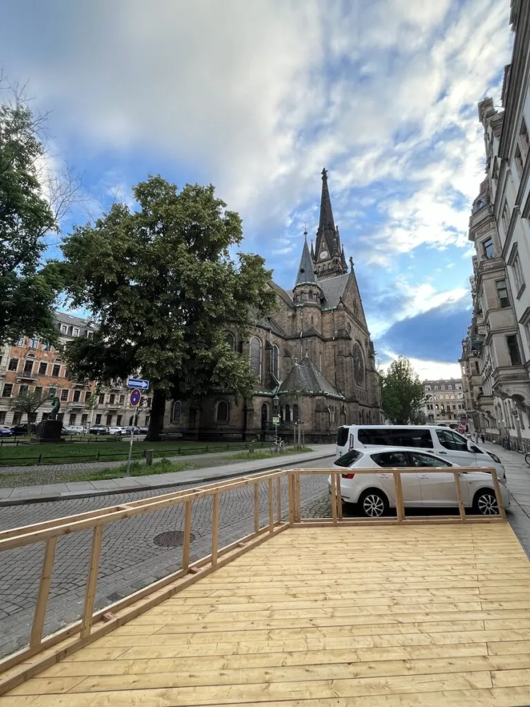 Parklet Terrasse mit Gästen – Café Glocke Dresden