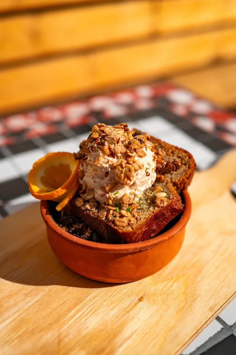 Bananenbrot mit Erdnusscreme und Granola