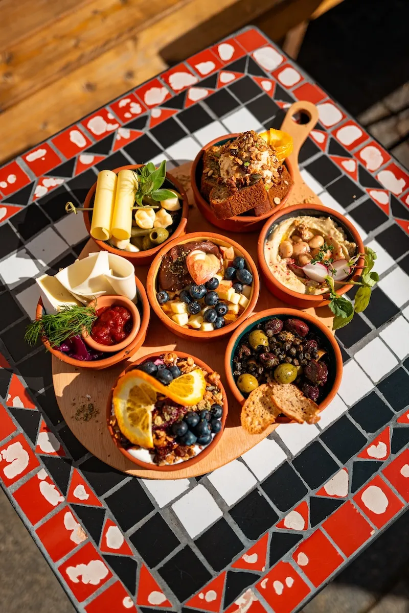 GLOCKEN-TAPAS auf Mosaiktisch — Frühstück und Brunch im Café Glocke