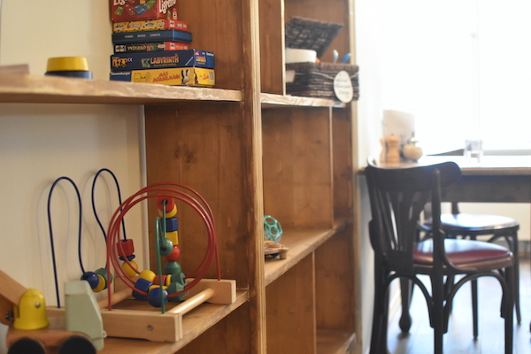Spielzeugregal in unserem Familienzimmer